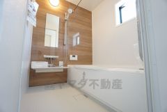 1日の疲れを癒すくつろぎのバスルーム。足を伸ばしてもゆったりと入れるサイズです。お子様と一緒にお風呂に入っても狭くないですね＾＾