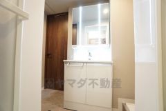 三面鏡裏収納付き洗面化粧台です＾＾ 歯磨きセットやスキンケア用品などの収納に便利ですね。 生活感も隠すことができ、来客時にも安心です。