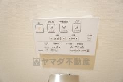 温水洗浄便座付き。温水で快適に洗浄でき衛生的で、冬でも暖かい便座が使えるため、快適性と清潔さの両方を兼ね備えています＾＾