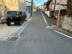 前面道路は東側約4ｍの公道に面しています。