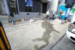 駐車スペースはゆとりある3台分を確保。マイカー用に、お客さま用に、余裕を持ってご利用いただけます。 