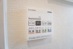 雨の日の洗濯も安心できる浴室暖房乾燥機付き浴室。リモコンで操作もボタン1つで簡単。