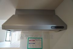 コンロ上には換気扇完備＾＾すぐ横に小窓が設けられているので、換気扇と合わせてWで換気できます＾＾