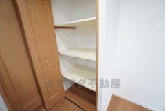 キッチン後方には、高さも幅もしっかりした大容量のパントリー・収納が付いています＾＾食材の保管などに便利。