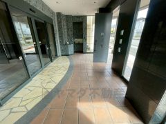 清掃の行き届いたきれいなエントランス。 ベビーカーや車椅子でもスムーズにすれ違えるワイドな通路幅を確保。大きな荷物がある際もストレスなく通り抜けられます＾＾ 