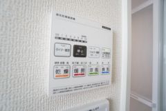 雨の日の洗濯も安心できる浴室暖房乾燥機付き浴室。リモコンで操作もボタン1つで簡単です。