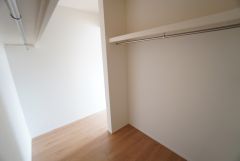洋室にはハンガーパイプ付きのウォークインクローゼットが設けられています。たっぷり収納できるので衣替えの心配もいりませんね＾＾