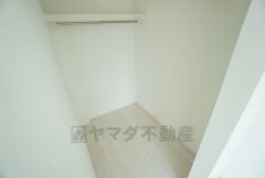 収納量たっぷりのウォークインクローゼット。ハンガーパイプ付で散らかりがちな洋服類もきれいに整理できます。