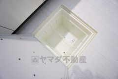 キッチンに床下収納があります。長期保存ができるもの、調理器具、防災グッズを入れておくのもいいですね。