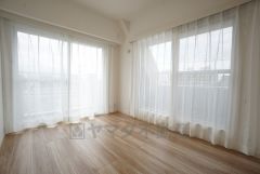 2面採光を確保した明るい室内は、風通しも良く、大変居心地の良い空間となっております。日当たりがよく、子供部屋としての利用もおすすめ。 