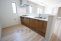 対面式カウンターキッチンからはお子様の様子が見守れます。テレビ鑑賞や家族との対話がしやすく、ご家族の温かい時間を演出します。