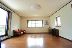 3面採光で明るい約12帖の洋室。