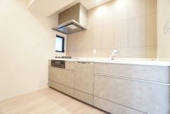 部屋の端に位置する壁付けキッチンは、デッドスペースができにくく、リビング・ダイニングを無駄なく広く活用できます。