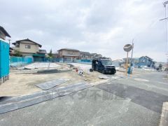 前面道路は南東側約4ｍの公道に面しています。