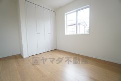 5.2帖洋室。住む人のこだわりを活かす洋室＾＾広めのクローゼットもあり荷物もすっきり片付けられ、ゆとりのある暮らしが出来ます＾＾