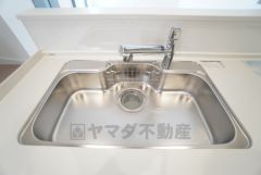 大きなお鍋も楽々洗える幅の広いシンクです＾＾ステンレスシンクなので簡単にお掃除できますよ。洗剤やスポンジもすっきりできる収納付き。