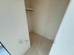 洋室にはハンガーパイプ付きのウォークインクローゼットが設けられています。たっぷり収納できるので衣替えの心配もいりませんね＾＾