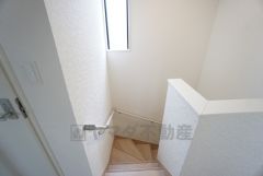 お子様も高齢の方も安心して上り下りができる手摺がついた安心設計です。 階段には小窓を配置しました。日中でも暗くなりがちな階段下が明るくなり安全ですね。