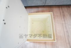 キッチンに床下収納があります。長期保存ができるもの、調理器具、防災グッズを入れておくのもいいですね。