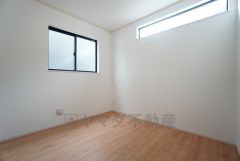 2面採光を確保した明るい室内は、風通しも良く、大変居心地の良い空間となっております。日当たりがよく、子供部屋としての利用もおすすめ。