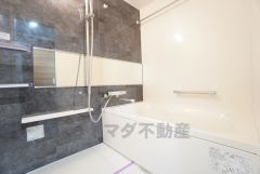 清潔感あふれる明るいバスルームで、リラックスできる時間をお楽しみいただけます。 浴室乾燥機付きで、雨の日のお洗濯にも便利です＾＾