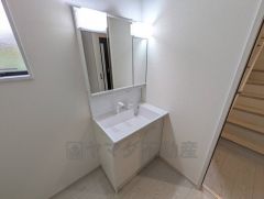 三面鏡裏収納付き洗面化粧台です＾＾ 歯磨きセットやスキンケア用品などの収納に便利ですね。 生活感も隠すことができ、来客時にも安心です。