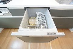 炊事時間を大幅に短縮できる食器洗浄乾燥機付き＾＾食器を洗う手間が減るので家族とのコミュニケーションの時間や自分の時間が増えますね。