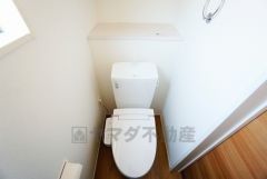同仕様写真。温水洗浄機付トイレです。節水機能もあるので、安心して使えますね。もちろん、1階2階の2ヶ所にトイレがあるので、忙しい朝にもゆとりができますね。