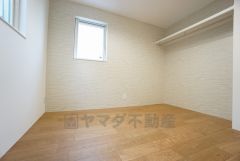 5.3帖の洋室です。家具を選ばないナチュラルなフローリングとシンプルなクロスです＾＾