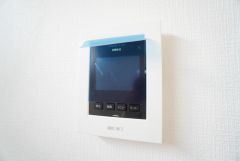 防犯性、セキュリティ対策に安心できるテレビモニター付きインターフォンです。セールスマン対策にもなり安心できます。