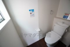 ウォシュレット付きトイレです。1階2階の2ヶ所にトイレがあるので、忙しい朝にもゆとりができますね＾＾