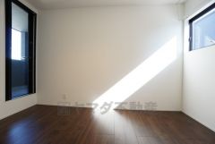 主寝室としてお使いいただけそうなこちらのお部屋は、日当たりが良く、爽やかな風を感じて起きる朝は、快適生活の始まりに。