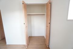 全居室収納付き。ハンガーパイプ付で散らかりがちな洋服類もきれいに整理できます。使用頻度が少ないものは枕棚の上に、足元には3段ボックスを置いて、フル活用できるクローゼットです。