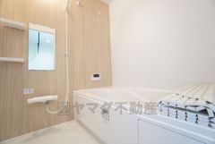 1日の疲れを癒すくつろぎのバスルーム。足を伸ばしてもゆったりと入れるサイズです。お子様と一緒にお風呂に入っても狭くないですね＾＾