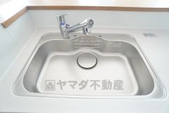 大きなお鍋も楽々洗える幅の広いシンクです＾＾ステンレスシンクなので簡単にお掃除できますよ。洗剤やスポンジもすっきりできる収納付き。