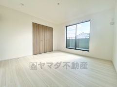 8帖洋室。主寝室としてお使いいただけそうなこちらのお部屋は、日当たりが良く、爽やかな風を感じて起きる朝は、快適生活の始まりに。
