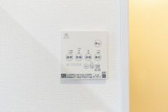 浴室暖房乾燥機には、暖房、乾燥、涼風、換気の4つの機能が付いています。タイマー付きです。換気・雨の日の洗濯も安心です＾＾