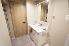 三面鏡裏収納付き洗面化粧台です＾＾ 歯磨きセットやスキンケア用品などの収納に便利ですね。