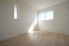 6帖。2面採光を確保した明るい室内は、風通しも良く、大変居心地の良い空間となっております。日当たりがよく、子供部屋としての利用もおすすめ。