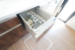 食事の後の手間を解消する食器洗い乾燥機付。冬場の洗い物で手荒れの悩みもなくなります。手洗いよりも節約できて便利。