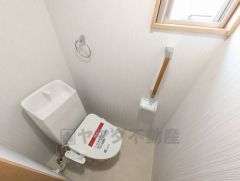 1階2階の2ヶ所にトイレがありますので、忙しい朝にも家族に気を使わず、ゆとりが生まれますね＾＾ 小窓付きで換気する時に便利です＾＾ 
