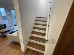 リビング階段は顔を合わせる時間が増えるので、ご家族とのコミュニケーションがとりやすく距離がグッと縮まりそうですね＾＾