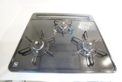 3種類の料理が同時に調理できる、3口ガスコンロ。忙しい夕食の支度時間が短縮できて効率よくお料理が楽しめます。