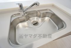 大きなお鍋も楽々洗える幅の広いシンクです＾＾ステンレスシンクなので簡単にお掃除できますよ。洗剤やスポンジもすっきりできる収納付き。