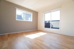 8帖洋室。主寝室としてお使いいただけそうなこちらのお部屋は、日当たりが良く、爽やかな風を感じて起きる朝は、快適生活の始まりに。