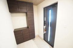 たっぷり収納できるシューズボックスです。家族全員の靴がきれいに整頓できます。棚の上にお花や写真を飾っても良いですね。