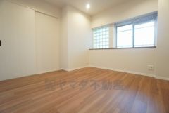 6.7帖洋室別角度。採光を確保した明るい室内は、風通しも良く、大変居心地の良い空間となっております。