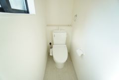 1階2階の2ヶ所にトイレがありますので、忙しい朝にも家族に気を使わず、ゆとりが生まれますね＾＾ 小窓付きで換気する時に便利です＾＾