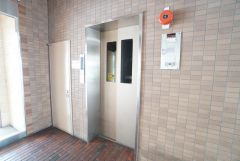 エレベーター完備で、上階への移動もスムーズ。重たい荷物がある日やお買い物帰りでも負担が少なく、毎日の暮らしを快適にサポートしてくれます。 