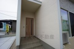 玄関は奥まっていて、人の出入りが見えにくいので防犯面も安心です。